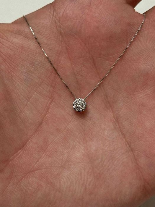 LANT + PANDANTIV AUR alb 18K + 9 Diamante - Model Floare - Nou !