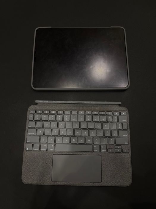 Клавиатура Logitech Combo Touch iPad Pro 11 Graphite