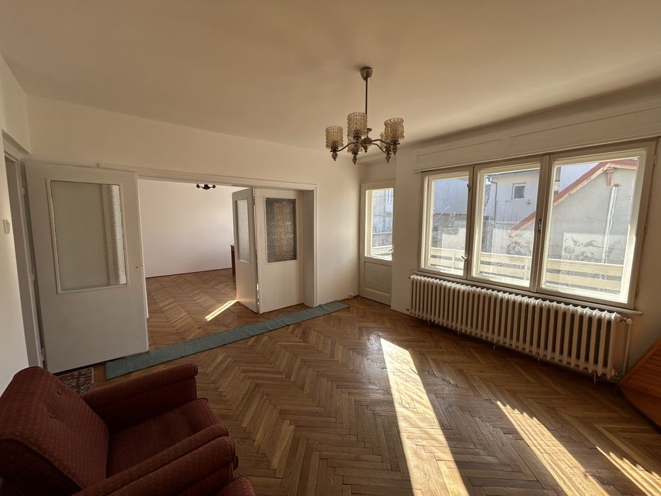 Apartament in casa 4 camere 2 bai, buctarie, garaj si curte