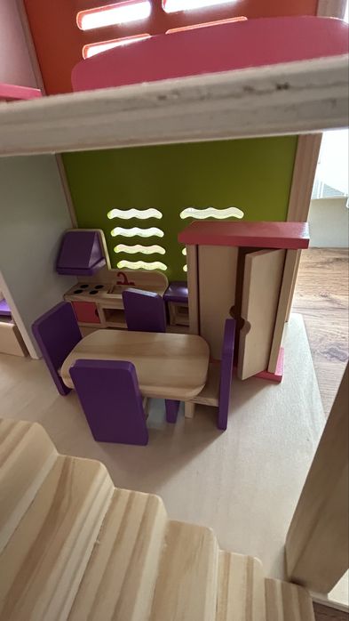 Кукольный домик с мебелью