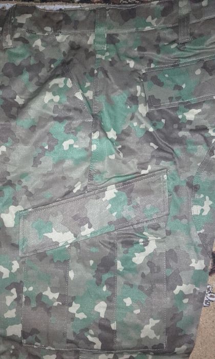 Costum camuflaj.