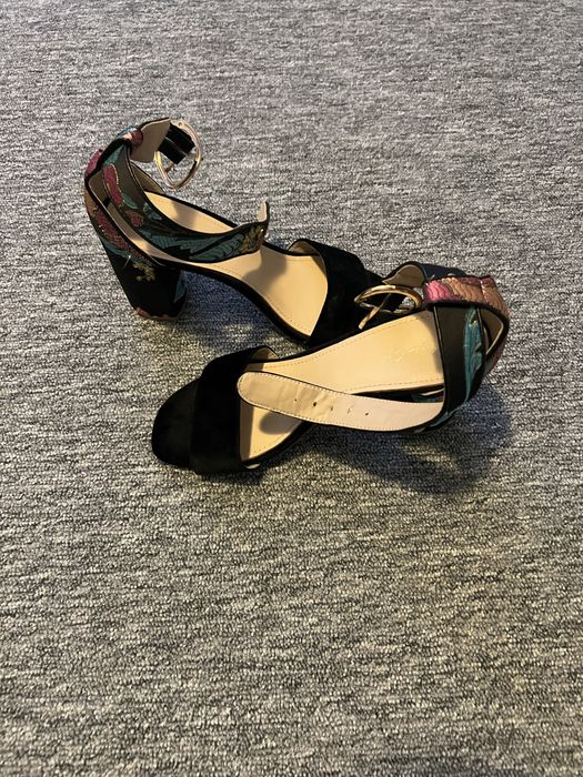 Vand sandale din catifea model floral