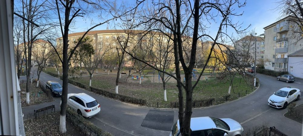 Închiriez apartament cu 4 camere