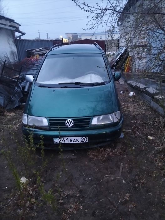 Продам Фольксваген Шаран объем 2 литра