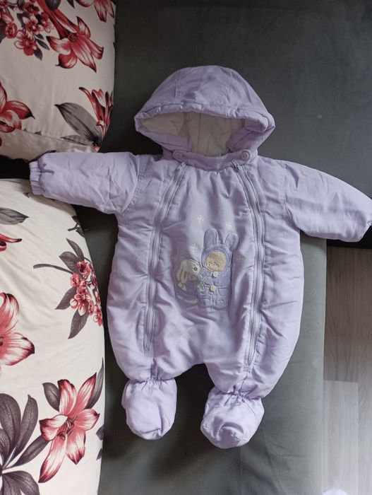 Бебешко лилаво космонавтче за момиченце.