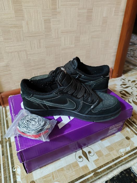 Кроссовки , чёрные.Найк