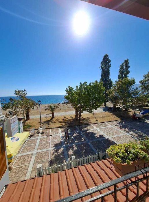 Продава лукс апартамент 48м2 първа линия в Неа Врасна, Северна Гърция