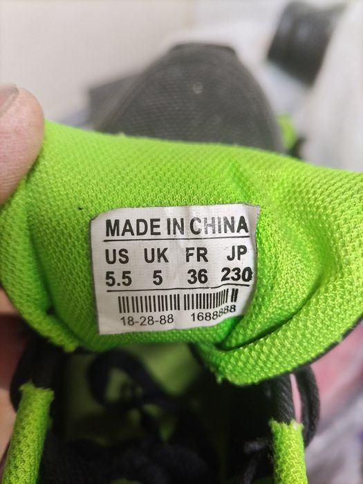 Продам кроссовки на малььчика