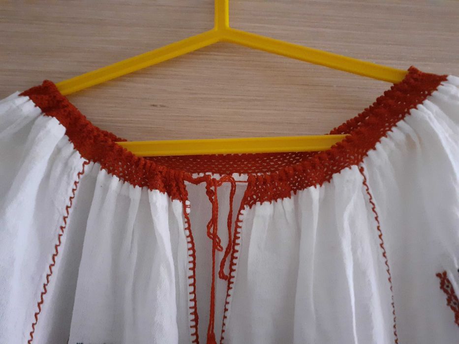 Vand ie traditionala cusuta manual, stare foarte buna, pret 300 lei