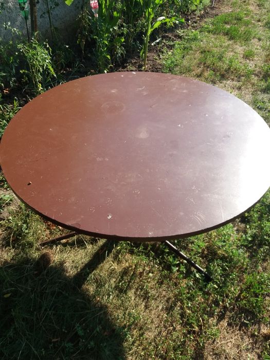 Masa de curte rotundă pe suport metalic