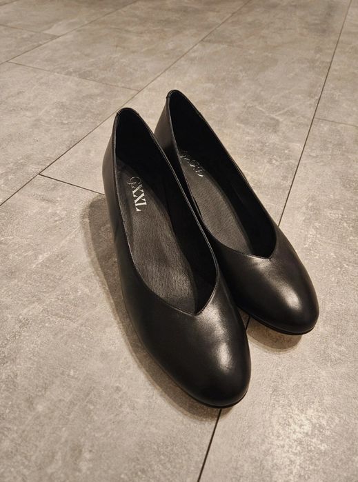 Pantofi cu toc, piele, mărimea 44
Sunt noi, cumpărați din Spania, preț