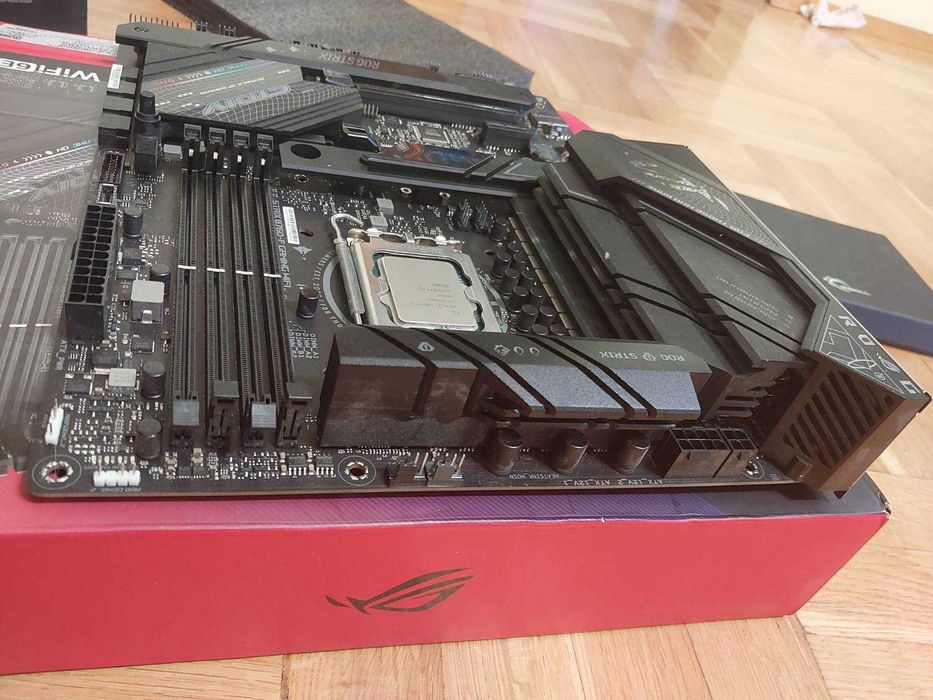 Intel Core i7 13700KF + Asus Rog Strix B760-F Gaming Wi-Fi DDR5