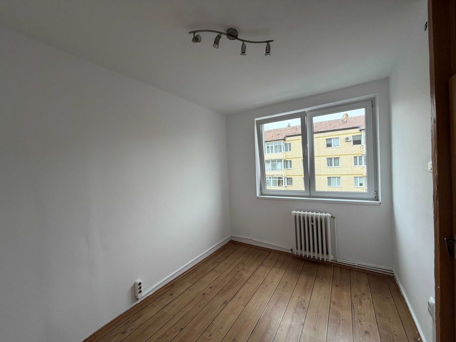 Vand apartament 3 camere - etaj 3 - balcon - cartier Hipodrom - zona Cedonia