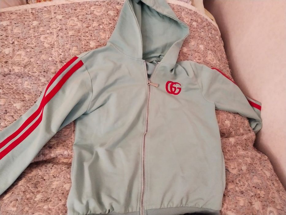 Продам спортивный костюм девочке