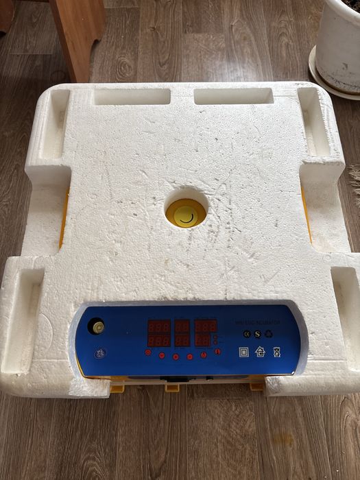 Инкубатор на 48 яйц