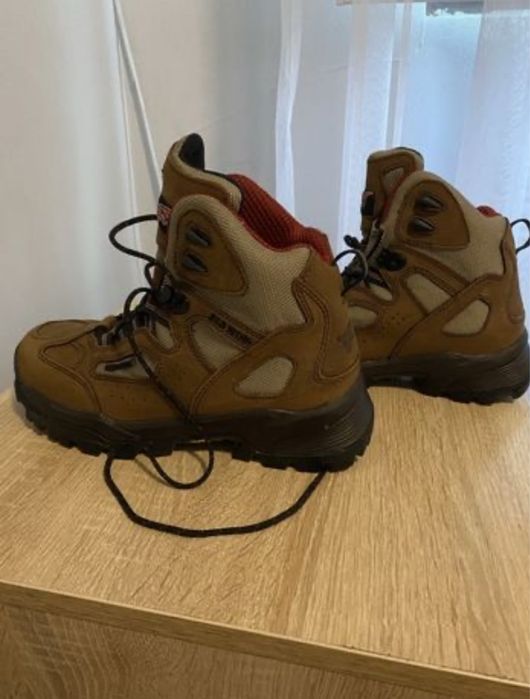 Продам женские ботинки