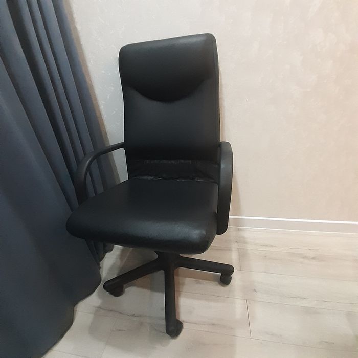 Продам кожаное кресло в отличном состоянии