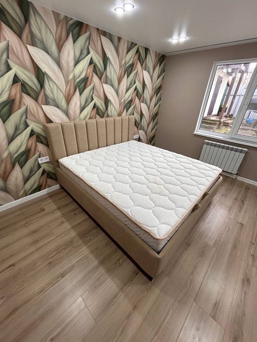 Двухспальная кровать с подъёмным механизмом