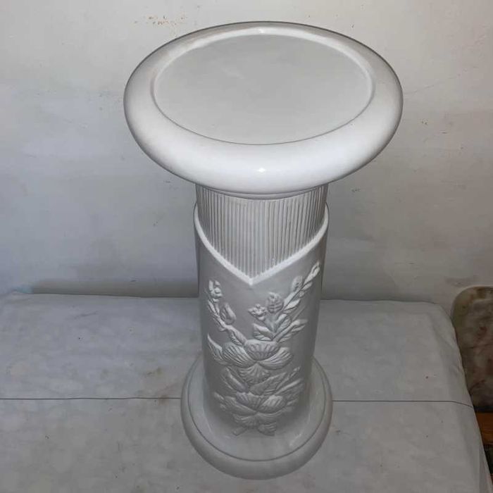 Ghiveci cu piedestal din portelan