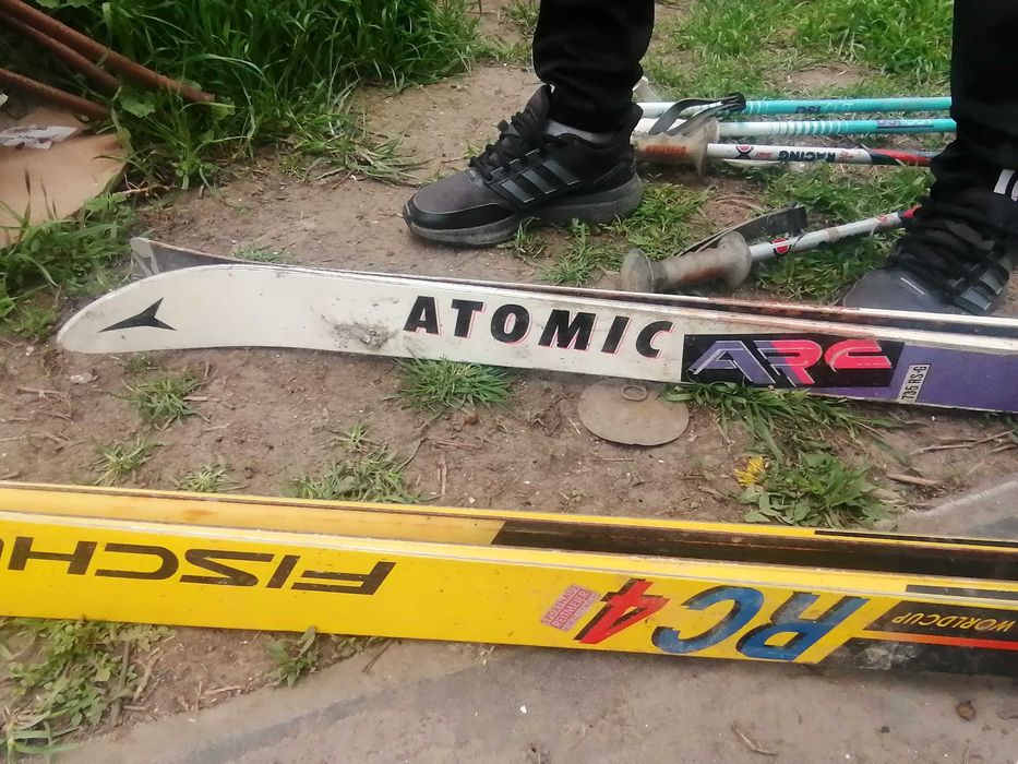 Vând schiuri + bete + cască  – Preț de pachet sau individual pe item !