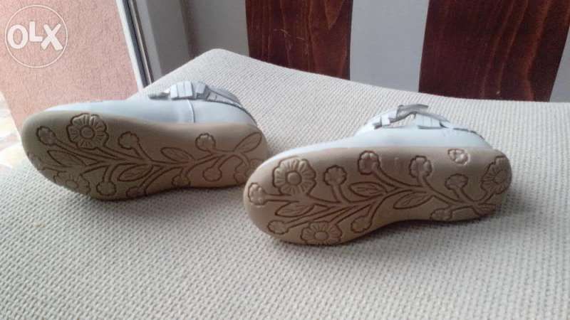 Продавам фирмени детски обувки от естествена кожа