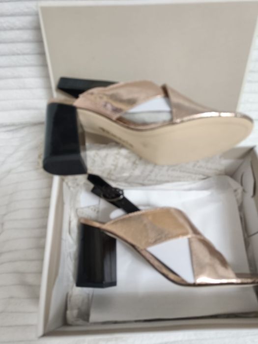 Sandale aurii super frumoase.