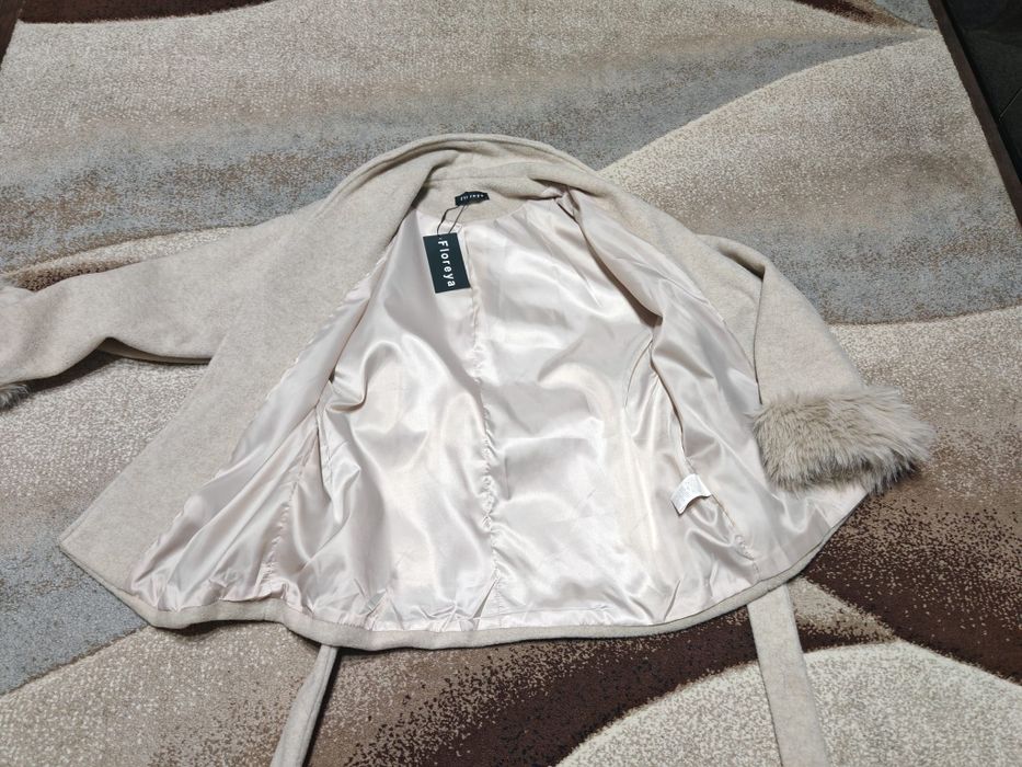 Palton Bej Mărimea S cu blană artificială