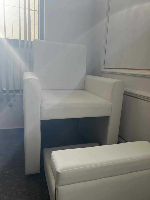 Стол за педикюр -бял еко кожа