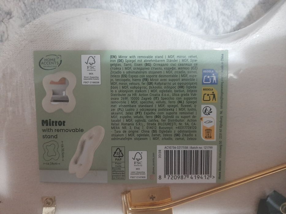 Oglindă ovală cu ramă de catifea