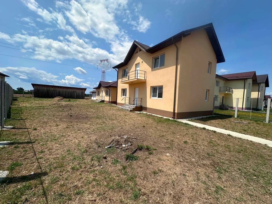Oportunitate Excelentă: Proprietate Generoasă cu Anexe Multifuncționale și Curte Mare.