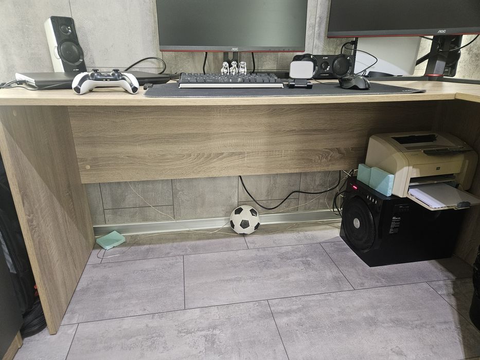 Ъглово бюро и гейминг стол