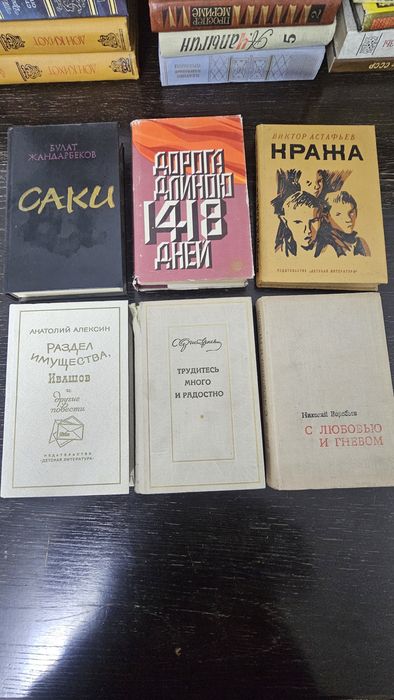 Книги разных жанров.