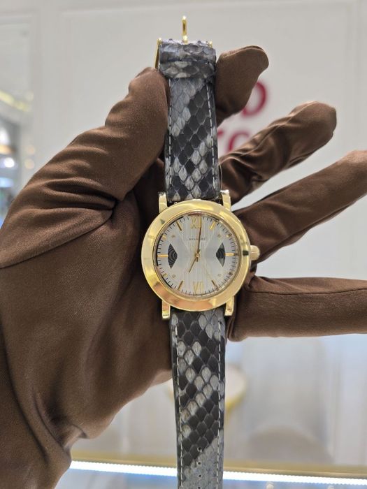 Золотые часы Булгари с очень красивым ремнём из натуральной кожи питон