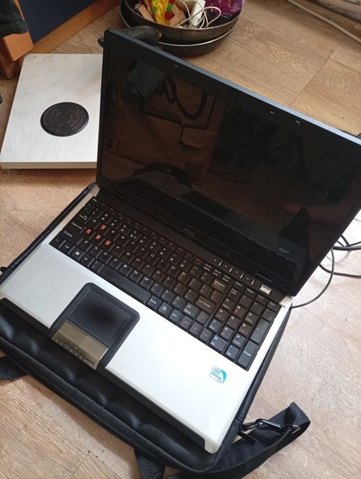 Vând laptop de piese