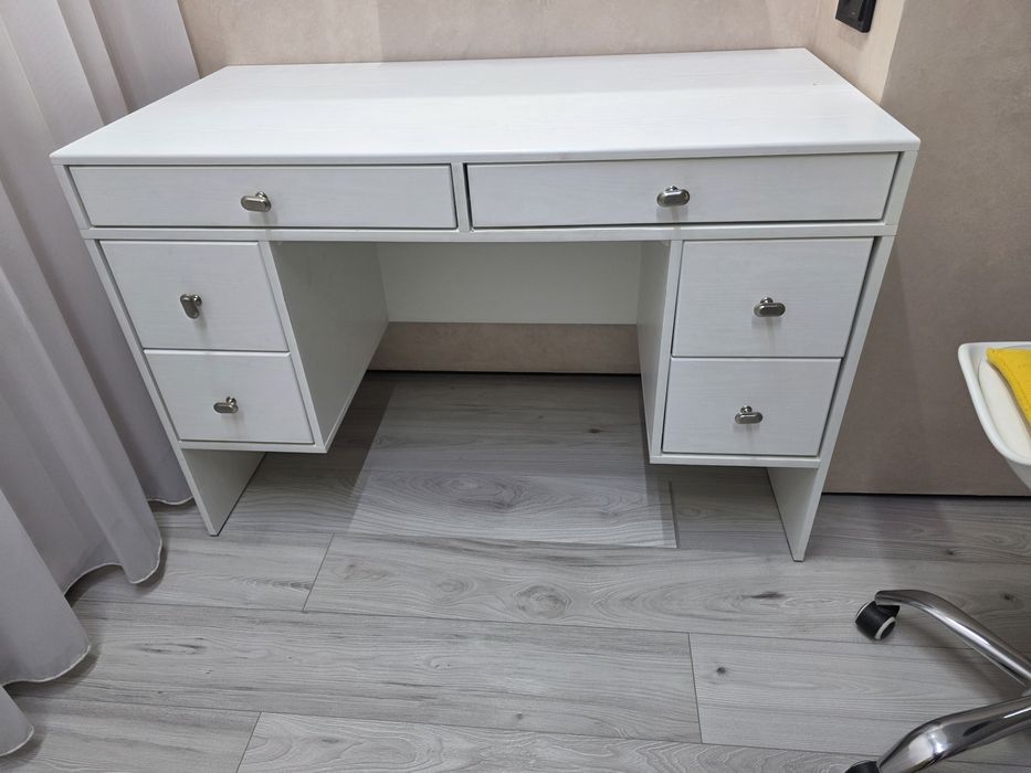 Продам школьный стол.