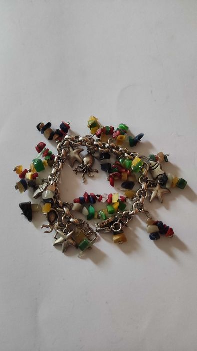 Дамска гривна от сребрист метал с много компоненти