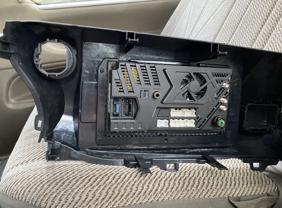 Хайлюкс магнитола