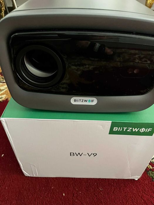 Продавам Прожектор BlitzWolf® BW-V9 + Екран + Статив за прожектор