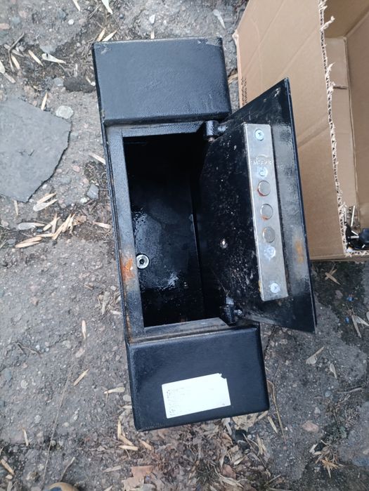 Продам металлический сейф