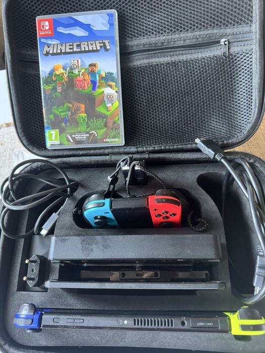 Nintendo Switch - Minecraft, 2 чанти, конзола, 2 к-та джойстици