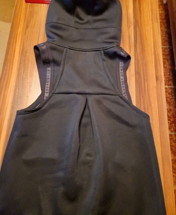 Бомбър Pinko,М размер.Неопренов елек Under Armour, XS