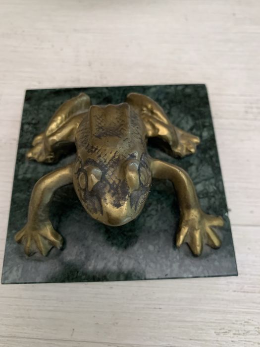 Жаба-метална върху мрамор