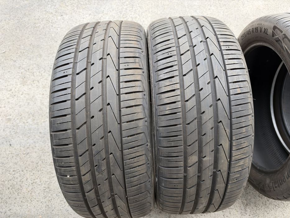 2бр. ОТЛИЧНИ Летни Гуми С Борд 235/50R/19 -HANKOOK- DOT:0922- 7.4мм.