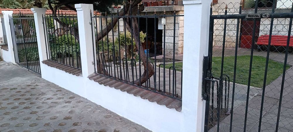 Собственик продава  масивна двуетажна къща с гараж в гр. Мартен