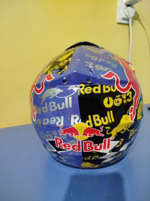Каска на red bull размер M