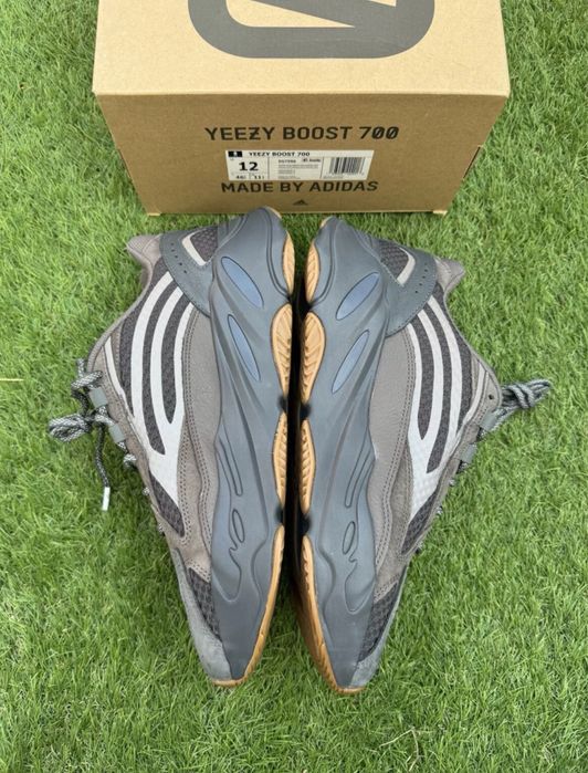 Adidasii Yeezy Boost 700 V2 mărimea 44
