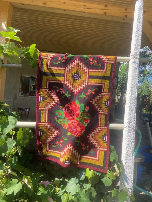 Vând cuverturi de pat/fețe de masă/ladă/ bancă de zestre
