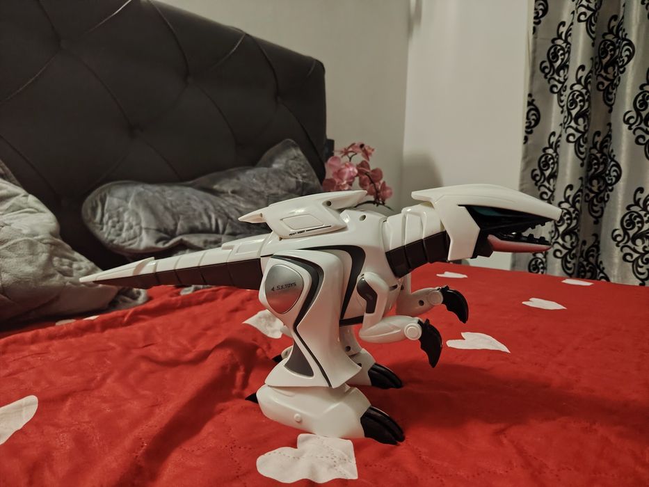 Robot dragon cu multimple functii