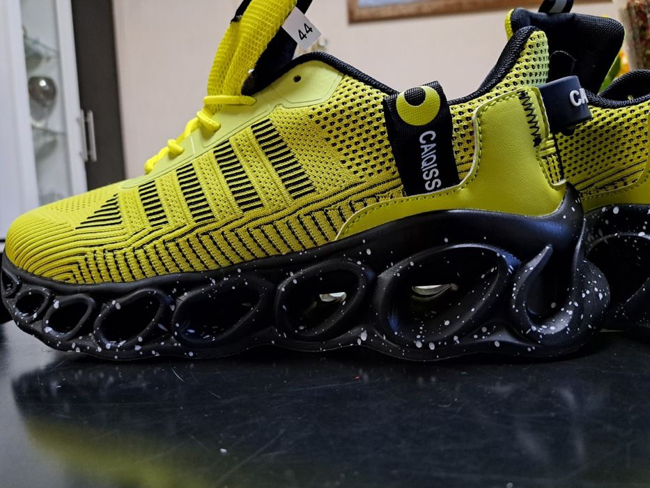 Продавам мъжки маратонки с ярко жълто желен цвят закупени от Германия.