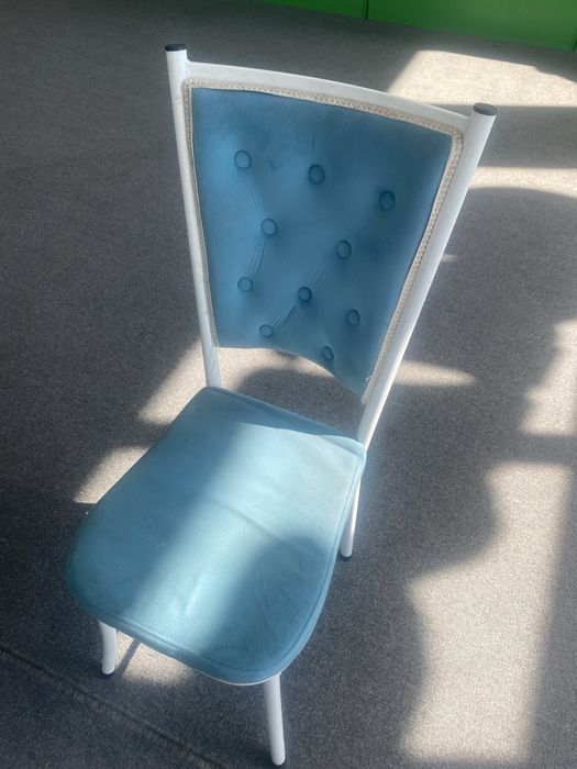 Стол и стулья для кафе или дома